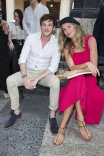 Gisele Bündchen feet photo thumbnail