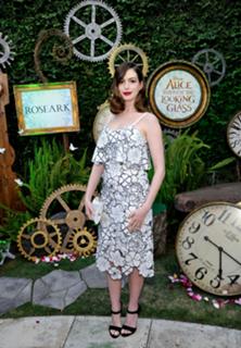 Anne Hathaway feet photo thumbnail