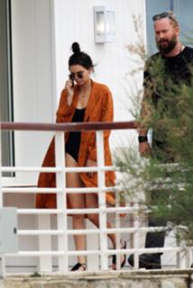 Kendall Jenner feet photo thumbnail