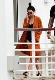 Kendall Jenner feet photo thumbnail