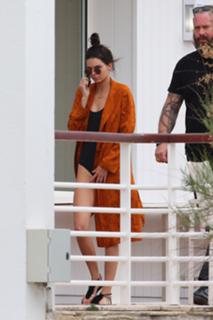 Kendall Jenner feet photo thumbnail