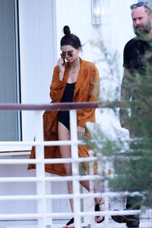 Kendall Jenner feet photo thumbnail