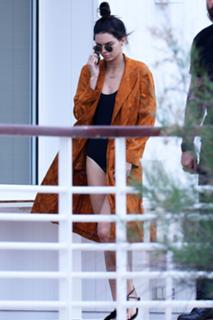 Kendall Jenner feet photo thumbnail