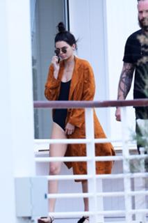 Kendall Jenner feet photo thumbnail
