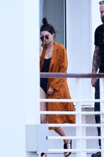 Kendall Jenner feet photo thumbnail