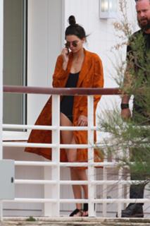 Kendall Jenner feet photo thumbnail