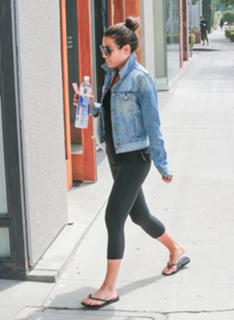 Lea Michele feet photo thumbnail