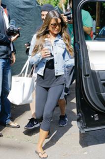 Lea Michele feet photo thumbnail