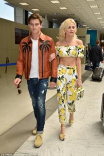 Pixie Lott feet photo thumbnail
