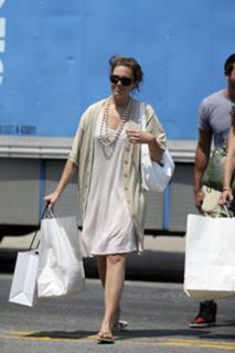 Mandy Moore feet photo thumbnail
