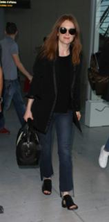 Julianne Moore feet photo thumbnail