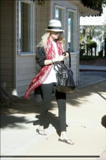Nicole Richie feet photo thumbnail