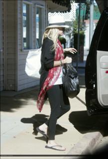 Nicole Richie feet photo thumbnail