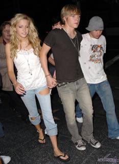 Katie Cassidy feet photo thumbnail