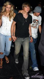 Katie Cassidy feet photo thumbnail