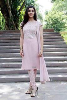 Alia Bhatt feet photo thumbnail