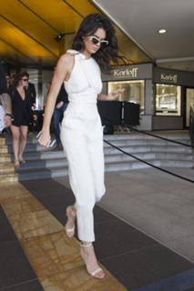 Kendall Jenner feet photo thumbnail