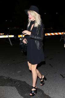 Julianne Hough feet photo thumbnail