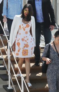 Freida Pinto feet photo thumbnail