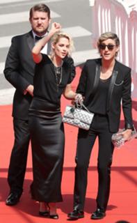 Kristen Stewart feet photo thumbnail