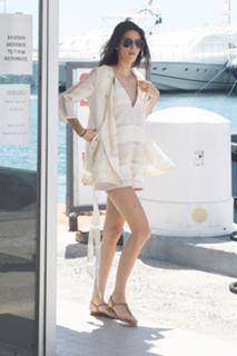 Kendall Jenner feet photo thumbnail