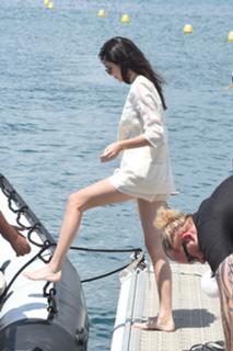Kendall Jenner feet photo thumbnail