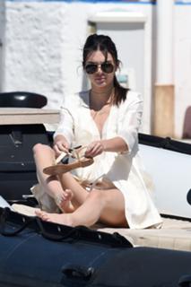 Kendall Jenner feet photo thumbnail