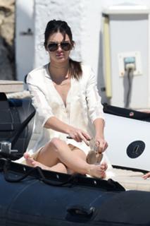 Kendall Jenner feet photo thumbnail
