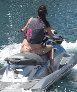 Kendall Jenner feet photo thumbnail