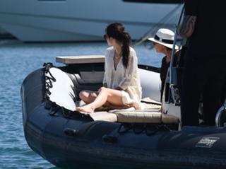 Kendall Jenner feet photo thumbnail