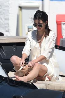 Kendall Jenner feet photo thumbnail