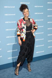 Alicia Keys feet photo thumbnail