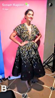 Sonam Kapoor feet photo thumbnail