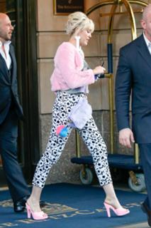 Miley Cyrus feet photo thumbnail