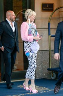 Miley Cyrus feet photo thumbnail