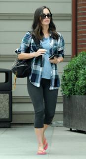 Megan Fox feet photo thumbnail