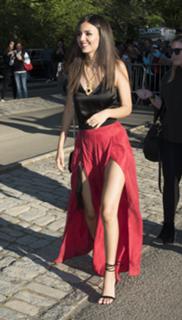 Victoria Justice feet photo thumbnail