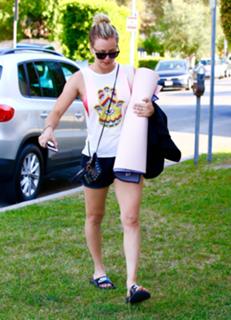 Kaley Cuoco feet photo thumbnail