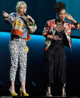 Miley Cyrus feet photo thumbnail