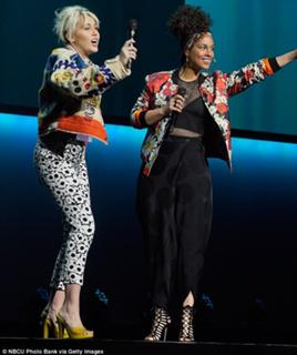 Miley Cyrus feet photo thumbnail