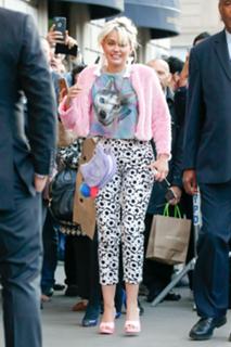 Miley Cyrus feet photo thumbnail