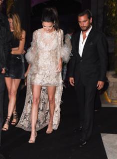 Kendall Jenner feet photo thumbnail