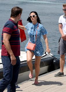 Katy Perry feet photo thumbnail