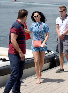 Katy Perry feet photo thumbnail