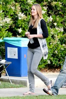 Leighton Meester feet photo thumbnail