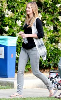 Leighton Meester feet photo thumbnail