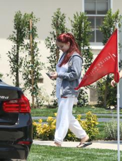 Ariel Winter feet photo thumbnail