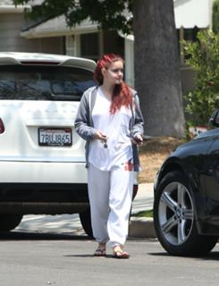 Ariel Winter feet photo thumbnail