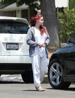 Ariel Winter feet photo thumbnail