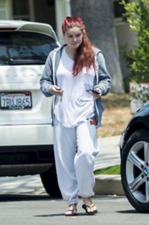 Ariel Winter feet photo thumbnail